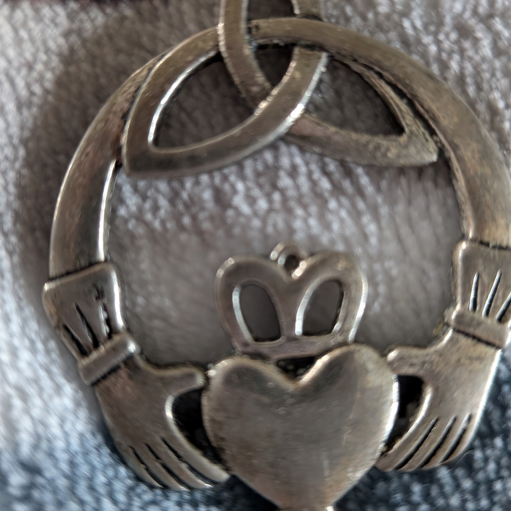 Vintage Intricate Silver Claddagh Pendant 925